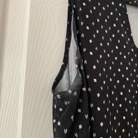 Socialite | Sleeveless Keyhole Dress - Picture 6 of 9